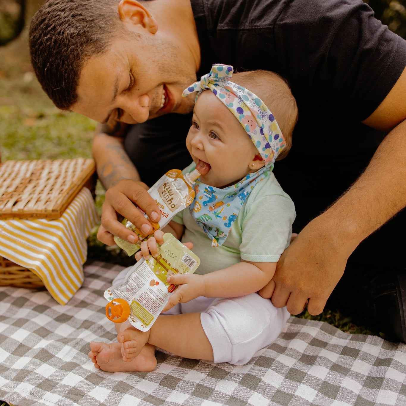 Papinha Organica Natural de Fruta Natuzinho - Kit Meu Primeiro Natuzinho - pai dando para a filha uma papinha natural de fruta natuzinho e sorrindo