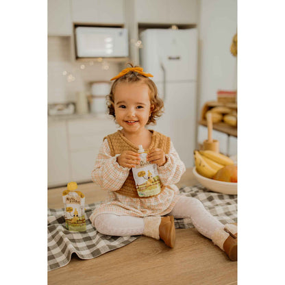 Kit Papinha Organica Natuzinho Banana Bebe 12 unidades - criança saboreando natuzinho em cima do balcao