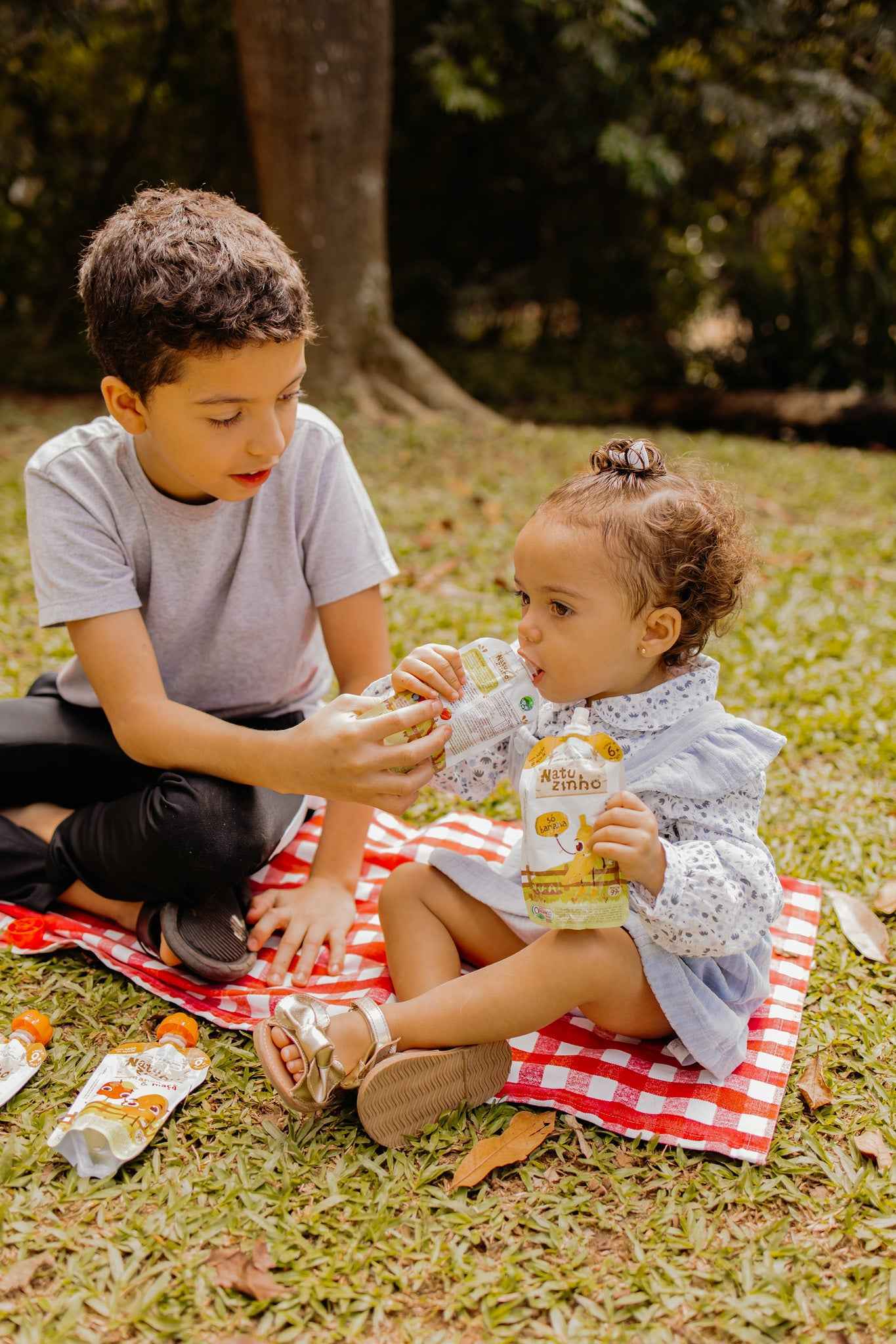 Papinha Organica Natural de Fruta sabor Banana Natuzinho - duas crianças brincando e comendo natuzinho