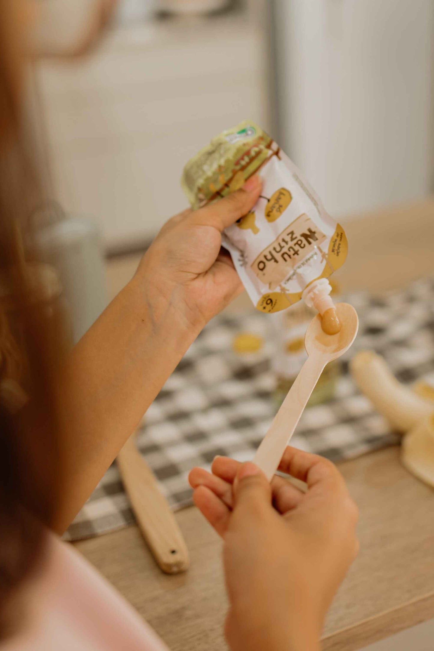 Papinha Organica Natural de Fruta sabor Banana Natuzinho - servindo na colher , aparece a textura