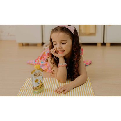 Kit Papinha Organica Natuzinho Banana Bebe 12 unidades - menina deitada observando o produto