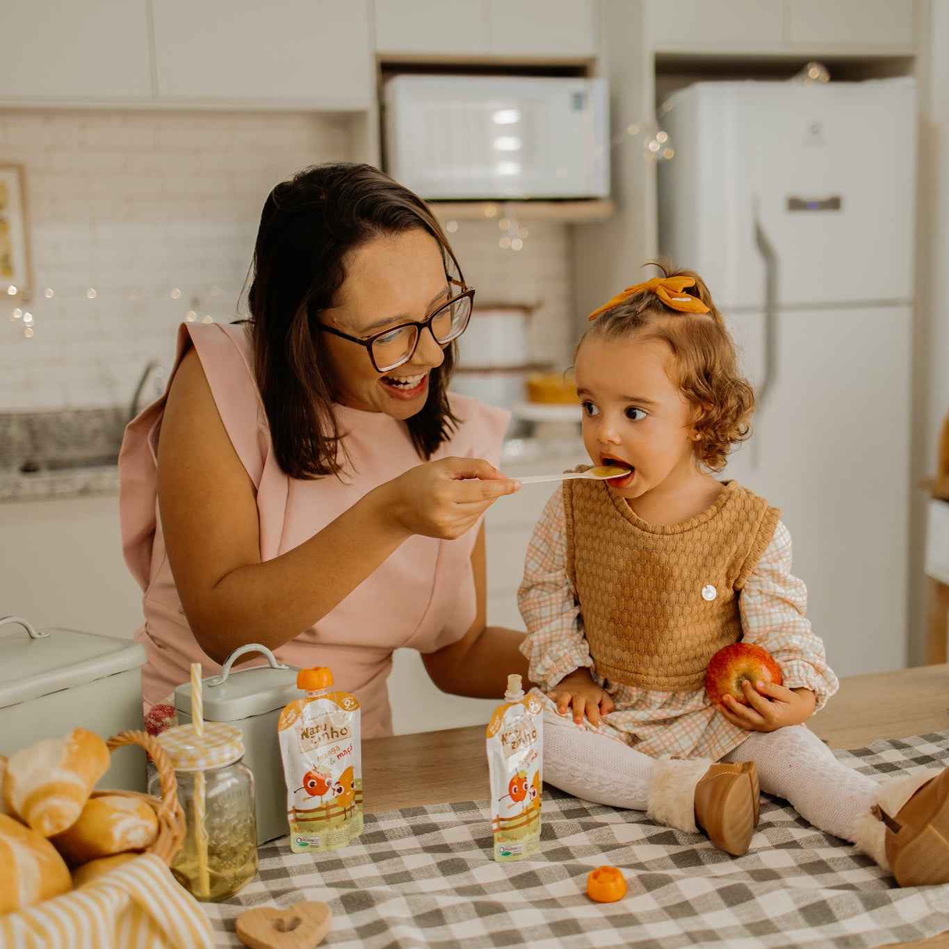 Papinha Organica Natural de Fruta Natuzinho - Kit Meu Primeiro Natuzinho - mae dando para a filha uma papinha natural de fruta natuzinho na colher