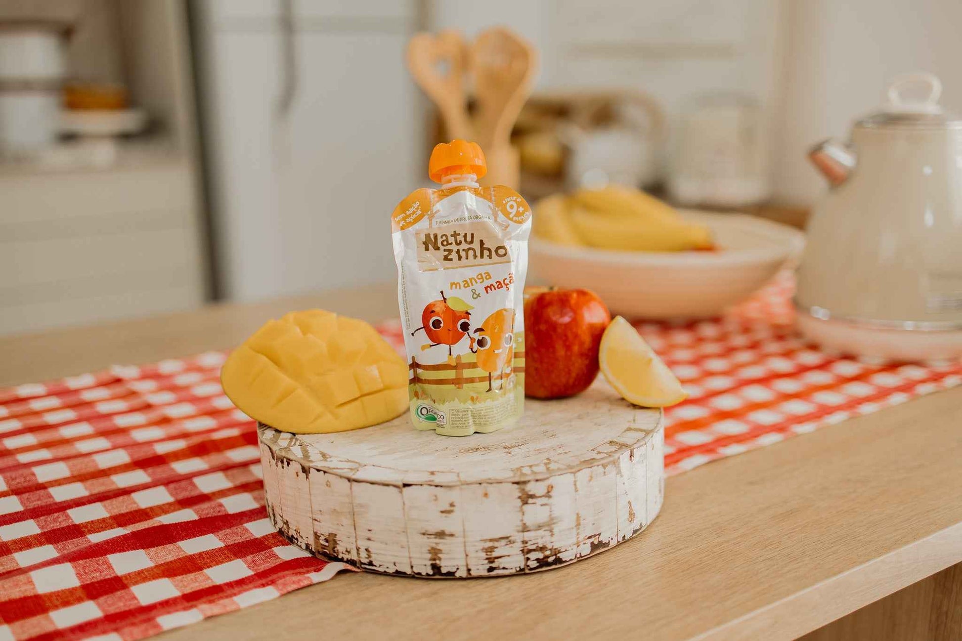 Manga e MaçãPapinha Organica Natural de Fruta sabor Manga e maça Natuzinho - em cima do balcao, com pedaços de fruta ao lado - manga e maça